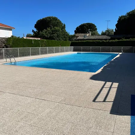 Magnifique 2 pièces design, moderne, calme, proche plage, résidence avec piscine, tennis, wifi et place de parking privée Apartamento