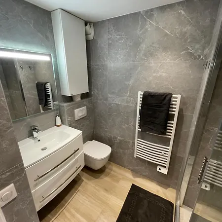 Magnifique 2 pièces design, moderne, calme, proche plage, résidence avec piscine, tennis, wifi et place de parking privée Apartamento *