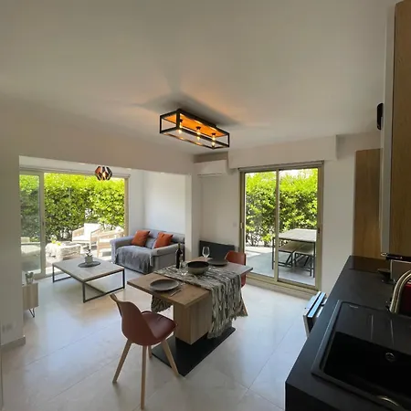 Magnifique 2 pièces design, moderne, calme, proche plage, résidence avec piscine, tennis, wifi et place de parking privée Antibes