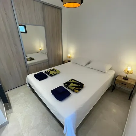 Magnifique 2 pièces design, moderne, calme, proche plage, résidence avec piscine, tennis, wifi et place de parking privée Apartamento